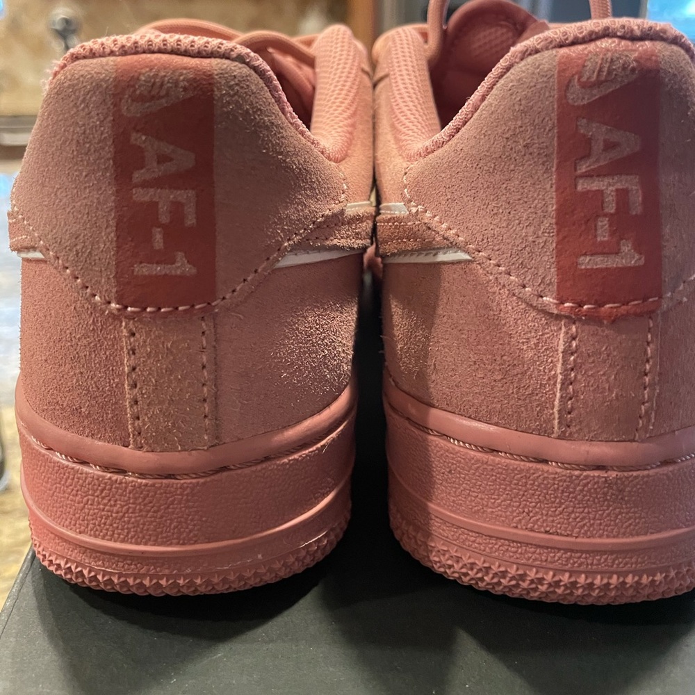 AIR FORCE 1 LV8 SUEDE